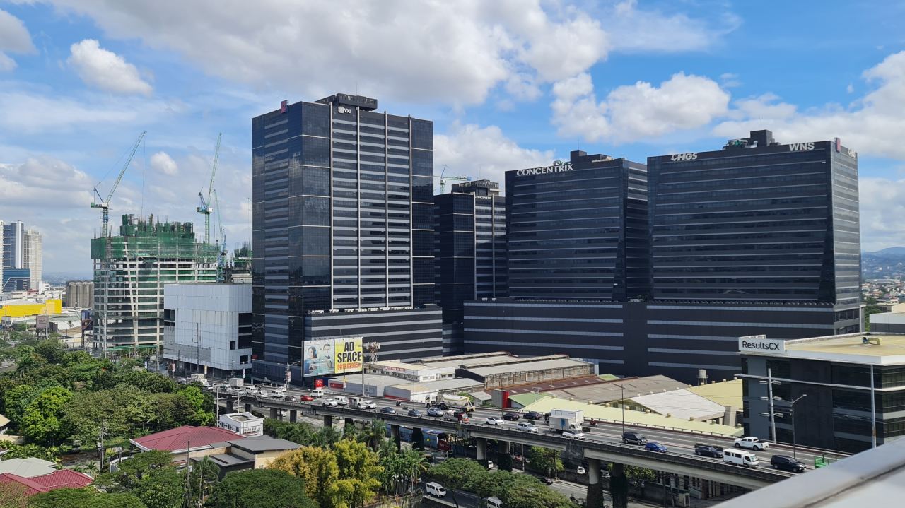 Robinsons Lands Giga Tower Turns Gold!