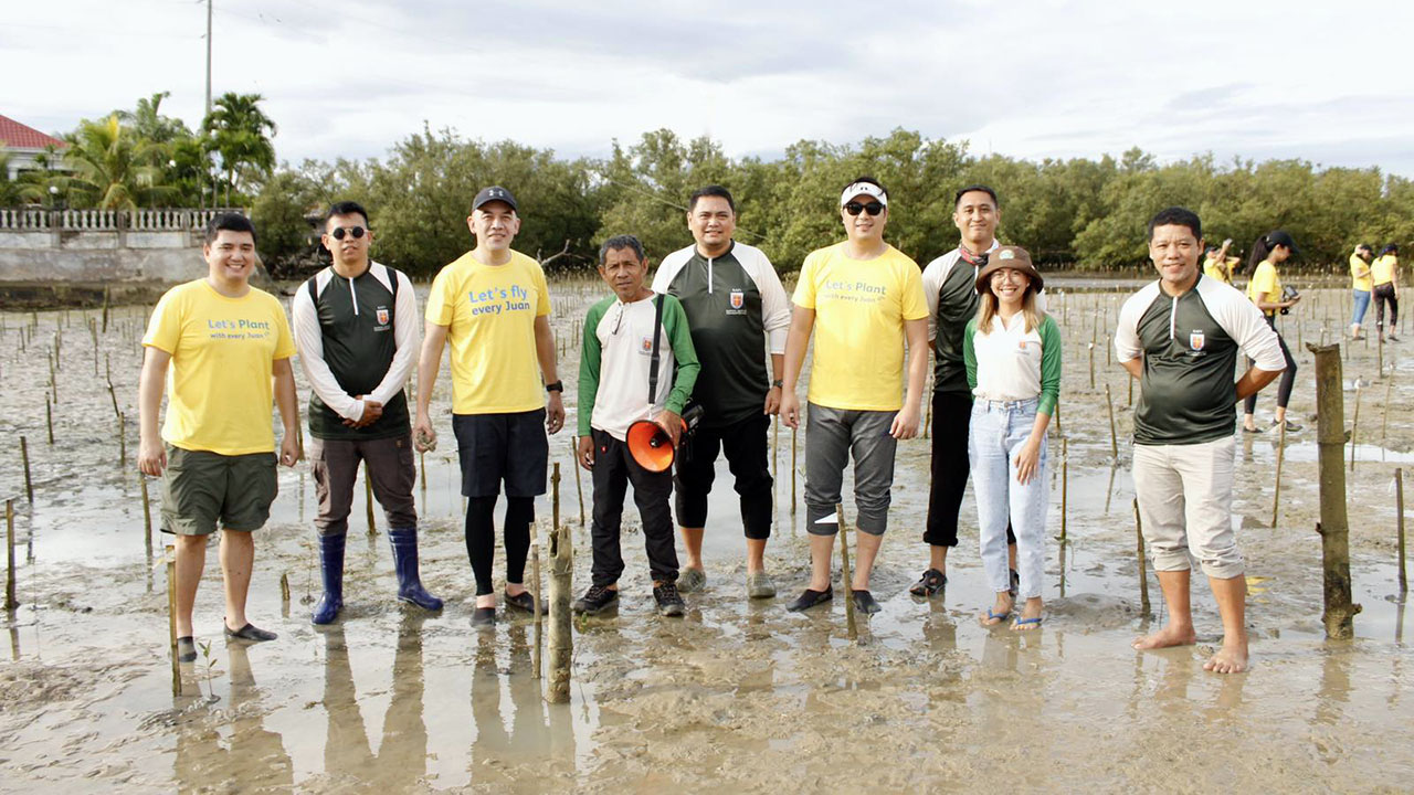 Cebu Pacific and the Ramon Aboitiz Foundation Rehabilitate Mangroves in Cebu