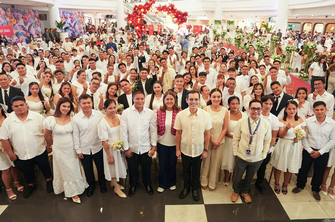 100 Couples Tie the Knot at Robinsons Manila
